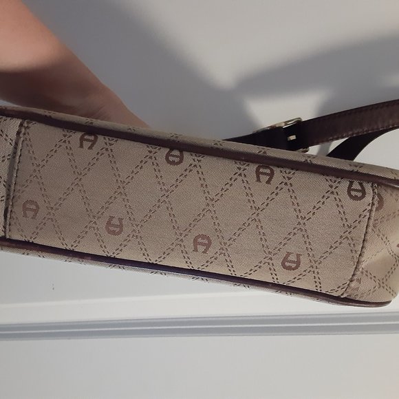 Lovely Aigner Beige Logo Shoulder Bag w Adjustable Strap - Picture 8 of 16